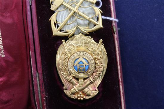 A cased Edwardian 18ct gold and enamel masonic jewel, 12.3cm.